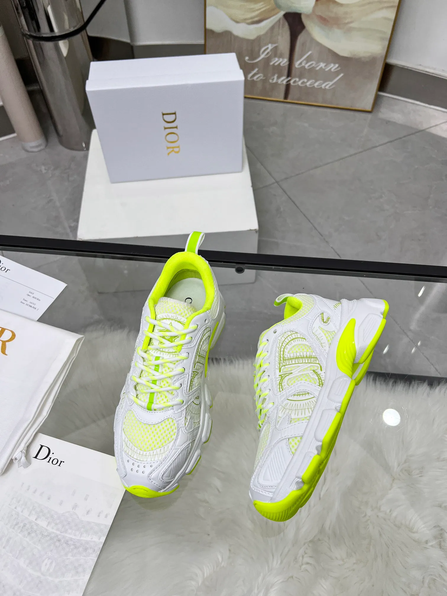 P560🐮🐮The official website of Dijia's new colors has been updated simultaneously [Celebration] This Dior Vibe sneaker incorporates Dior's high-end spirit and reinterprets classic running shoes. White mesh fabric features an Oblique print and is paired with laminated leather-effect panels in gold and silver tones for a contrasting look. It is further embellished with classic details such as 3D effect details, the lucky star symbol on the rear, and the logo on the tongue and rear pull tab. The lightweight sole is embellished with gray stars, complementing a variety of casual or elegant pieces for a modern look. Size: Women’s size 35-41 (35/42 can be customized) Men’s size 40-46 (39/46 can be customized)